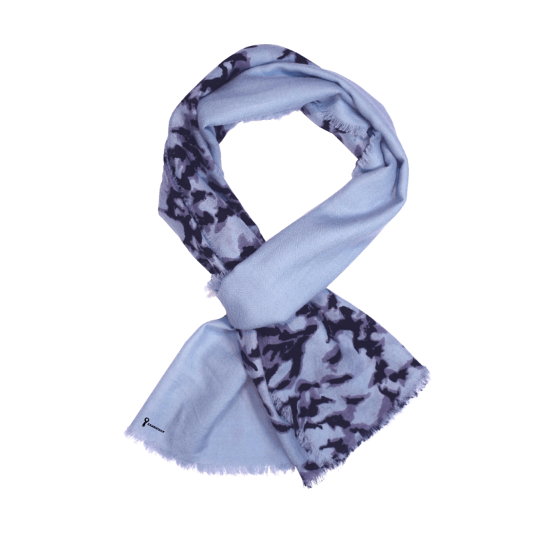 Hellblauer Schal aus leichter Lammwolle mit schwarzen Tintenmuster